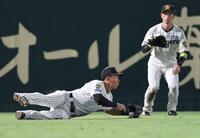 ４回、中村奨の打球を捕った立石は転倒（撮影・田中太一）