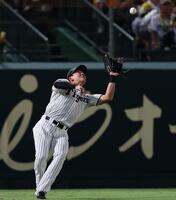 ４回、中村奨の打球を追う立石（撮影・田中太一）