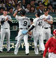 ４回を終え、村上は落球した立石を迎える（撮影・山口登）