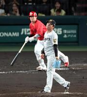４回広島無死三塁、阪神・村上頌樹は広島・坂倉将吾に勝ち越し犠飛を許す＝甲子園（撮影・山口登）