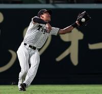 ４回、中村奨の打球を捕る立石（撮影・田中太一）