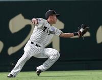 ４回、中村奨の打球を捕る立石は体勢を崩す（撮影・田中太一）