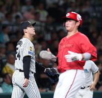 ６回、佐々木の適時打で坂倉（右）の生還を許した木下（撮影・西田忠信）