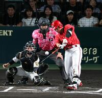 ６回、左前に適時打を放つ佐々木（撮影・山口登）