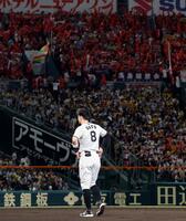 ６回、右飛に倒れた佐藤輝（撮影・西田忠信）