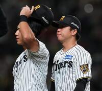 ４回を終え、ベンチに戻る立石（左）と村上（撮影・西田忠信）