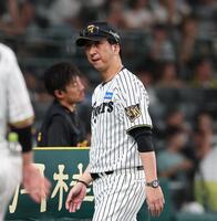 ５回を終え、選手交代を告げた藤川監督（撮影・西田忠信）