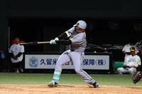 ４回、右越えに２点適時二塁打を放つ嶋村