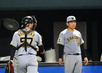 ８回の守備が終了後、ナインを出迎える嶋村。左は、６回途中から嶋村に代わって捕手を務めた長坂