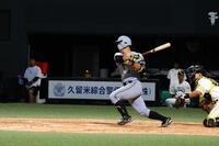 ４回、左前に２点適時打を放つ井坪