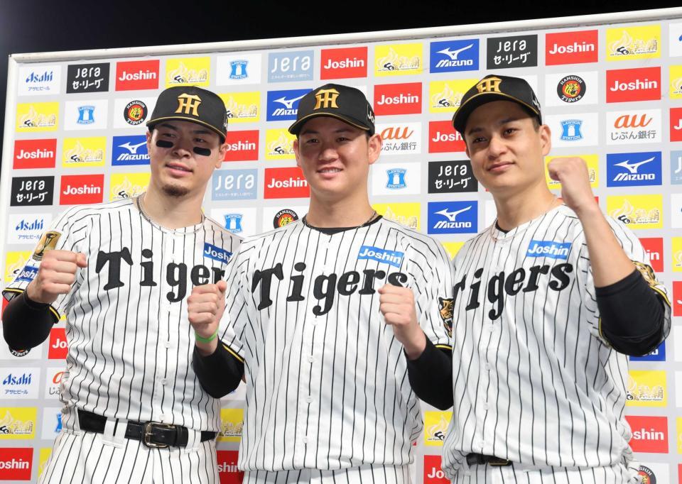 　お立ち台でポーズを決める（左から）佐藤輝、及川、大竹（撮影・山口登）