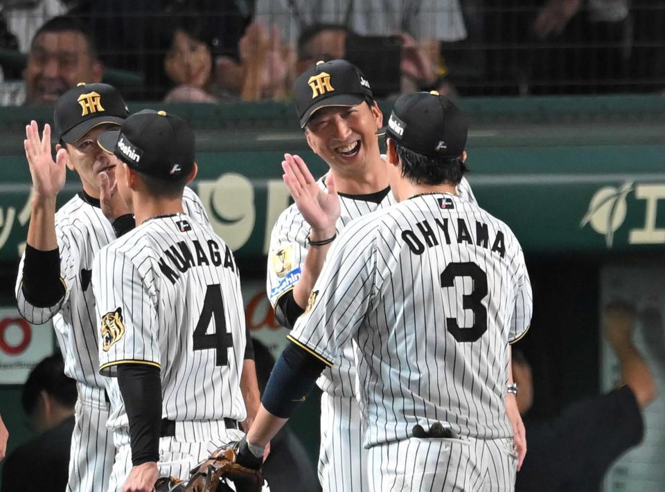 　笑顔でナインを迎える藤川監督