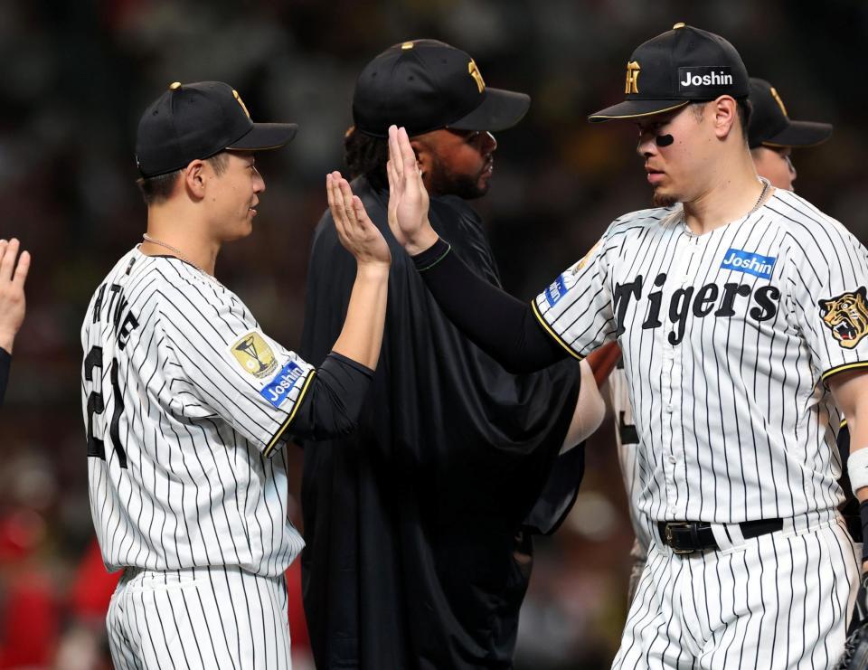 広島に勝利し大竹（左）は佐藤輝とタッチする（撮影・山口登）