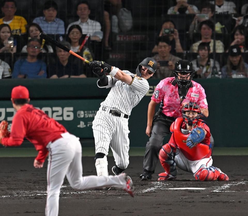 ４回、先制打を放つ佐藤輝（撮影・飯室逸平）