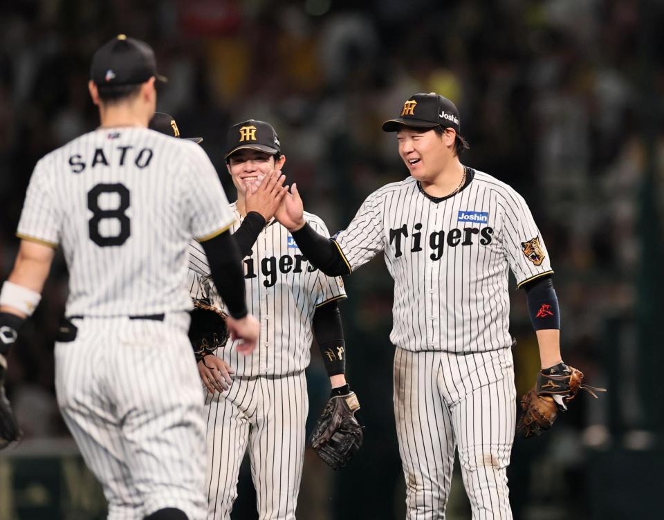 広島に連勝し、佐藤輝らと喜び合う大山（撮影・田中太一）