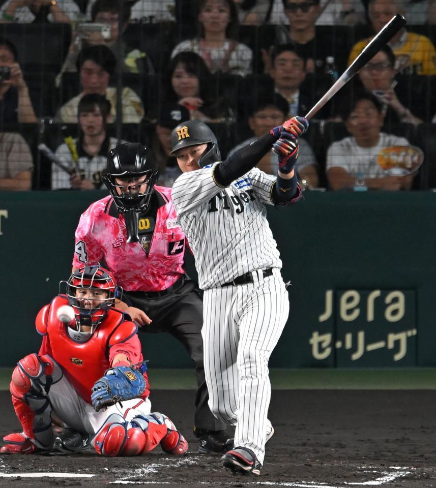 ４回、適時打を放つ大山（撮影・飯室逸平）