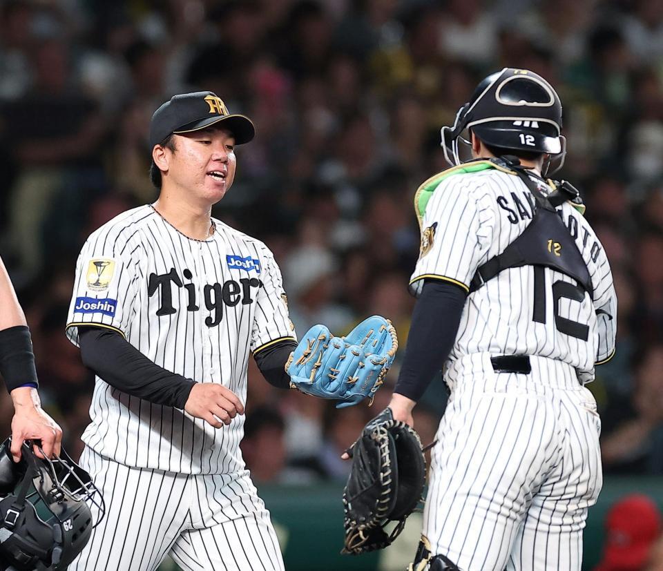 ４回、坂倉に勝ち越し犠飛を許した村上（左）と坂本バッテリー（撮影・西田忠信）