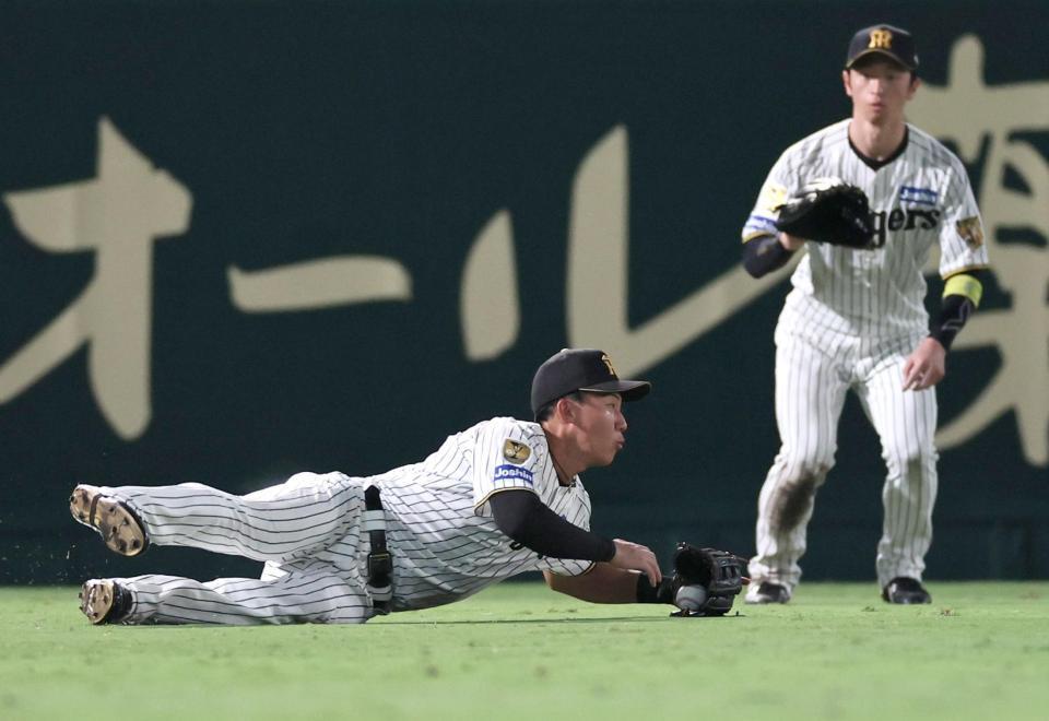４回、中村奨の打球を捕った立石は転倒（撮影・田中太一）
