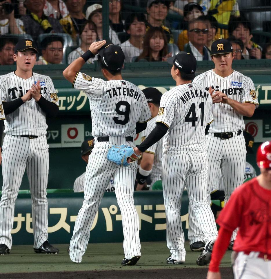 ４回を終え、村上は落球した立石を迎える（撮影・山口登）