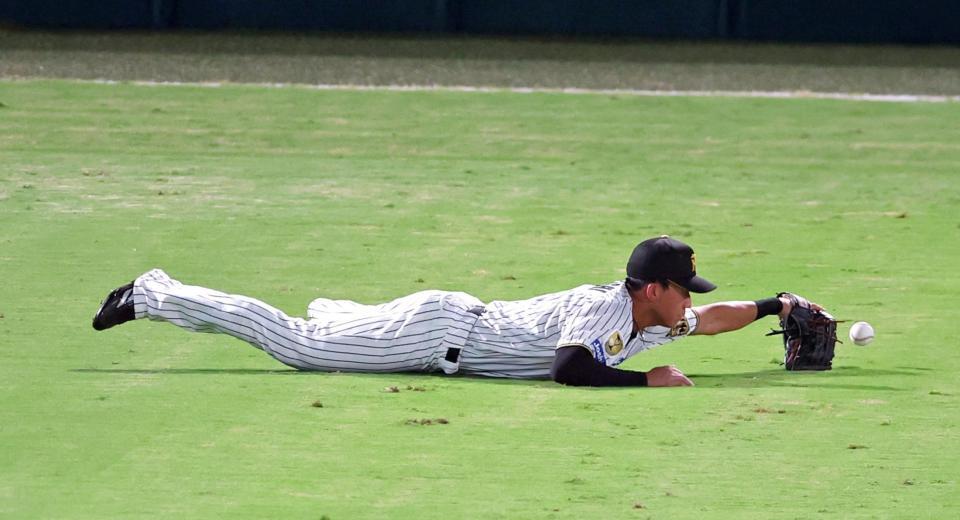 ４回、中村奨の打球を落とす左翼手・立石（撮影・立川洋一郎）