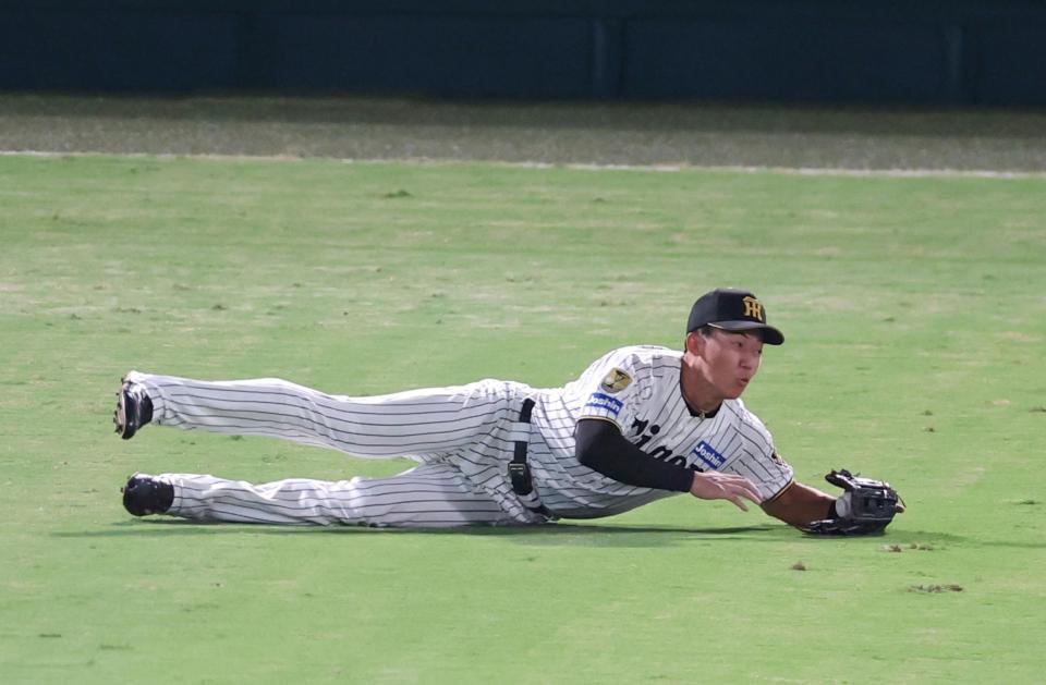 ４回、立石は中村奨の打球をグラブに入れるも体勢を崩し倒れ込む（撮影・立川洋一郎）