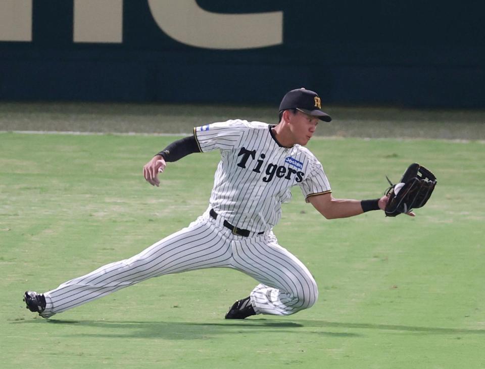 ４回、立石は中村奨の打球をグラブに入れるも…（撮影・立川洋一郎）