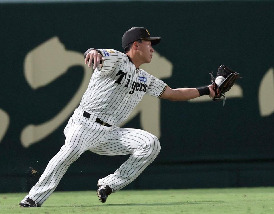 ４回、中村奨の打球を捕る立石は体勢を崩す（撮影・田中太一）