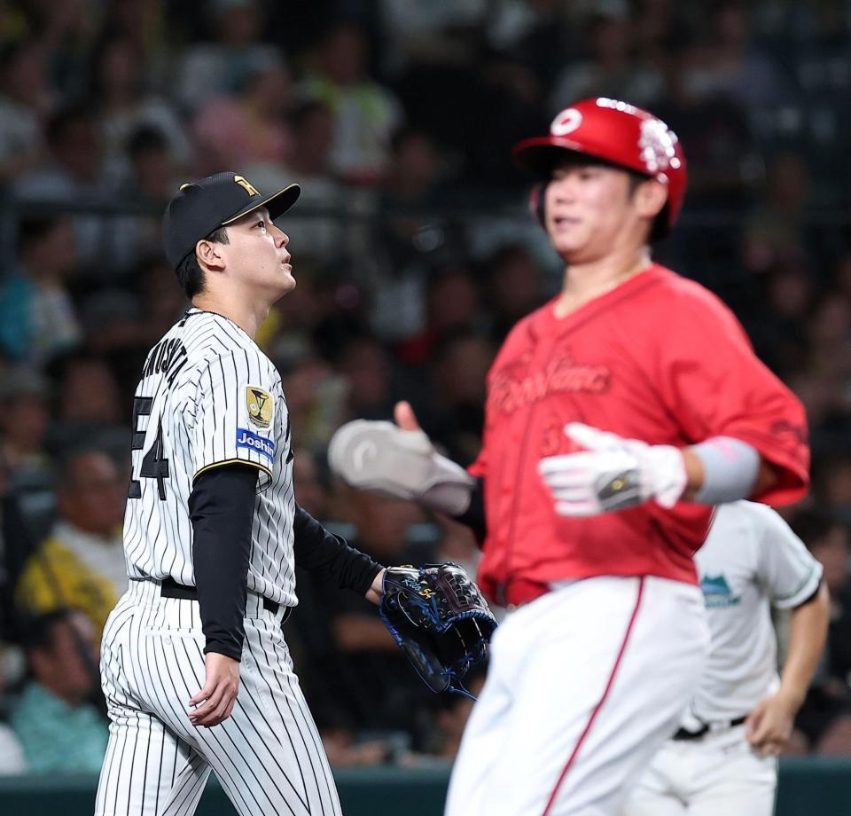 ６回、佐々木の適時打で坂倉（右）の生還を許した木下（撮影・西田忠信）