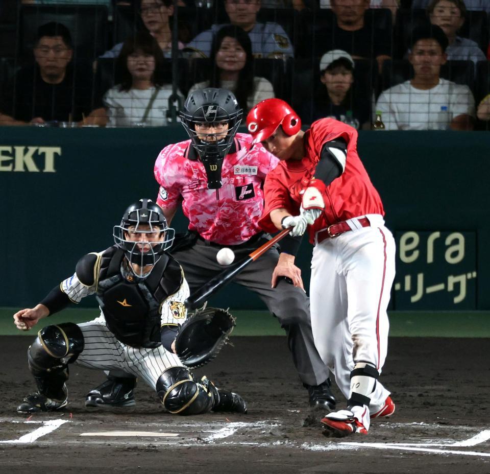 ６回、左前に適時打を放つ佐々木（撮影・山口登）