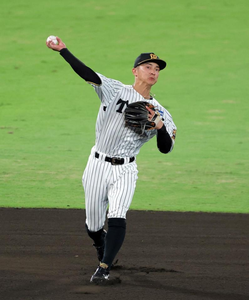 ６回、坂倉の打球を処理するも一塁へ悪送球する遊撃手・熊谷（撮影・立川洋一郎）