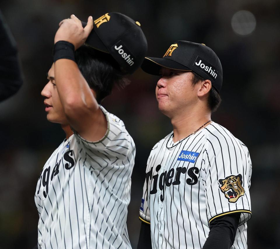 ４回を終え、ベンチに戻る立石（左）と村上（撮影・西田忠信）