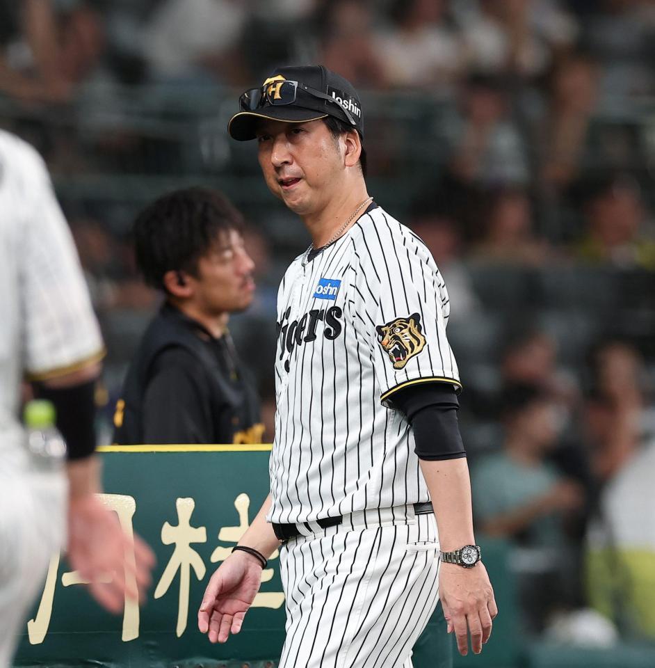 ５回を終え、選手交代を告げた藤川監督（撮影・西田忠信）