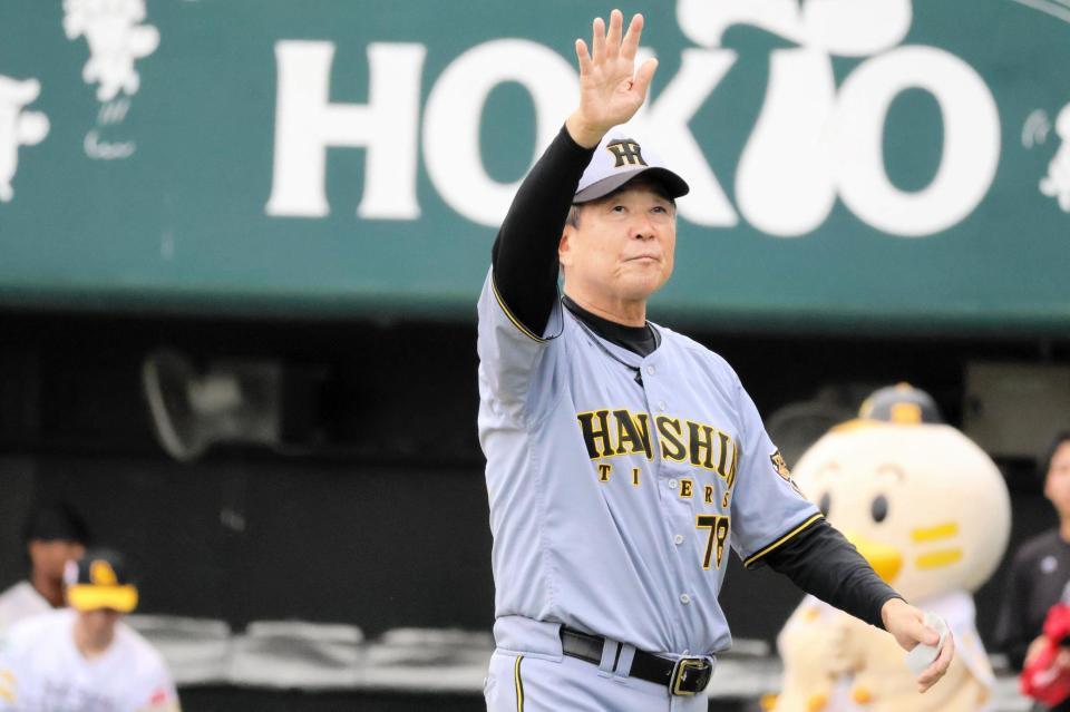 メンバー表交換を終え、ベンチに戻る平田２軍監督