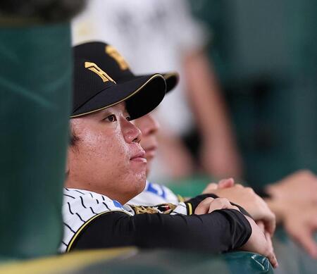９回、ベンチから試合を見つめる村上（撮影・西田忠信）