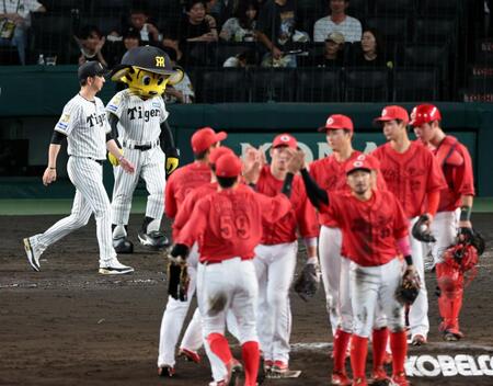 広島に敗れ、ファンへあいさつに向かう藤川監督（左）＝撮影・山口登