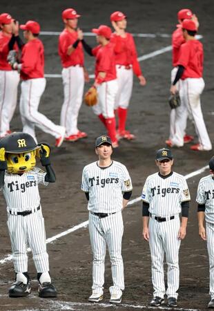 ファンへのあいさつのため整列する藤川監督（中央）ら（撮影・立川洋一郎）