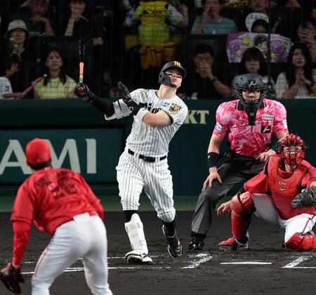 　１回、同点の犠飛を放つ佐藤輝。投手栗林（撮影・山口登）