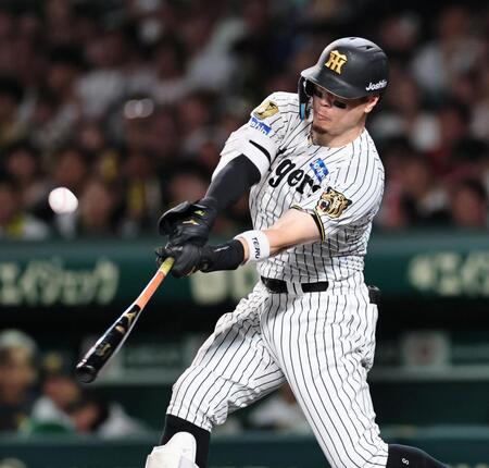１回、左犠飛を放つ佐藤輝（撮影・田中太一）