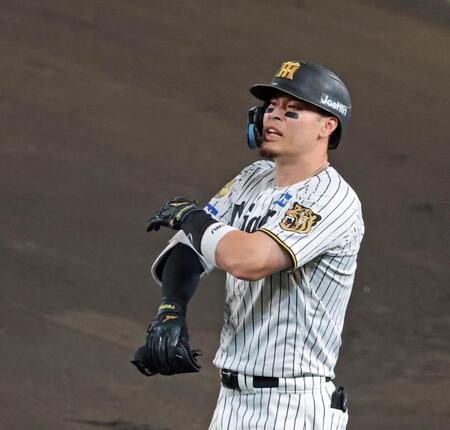 ８回、捕ゴロに打ち取られ悔しがる佐藤輝（撮影・立川洋一郎）