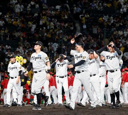 勝利を喜ぶ広島ナインを背にグラウンドを引き揚げる佐藤輝らナイン（撮影・西田忠信）
