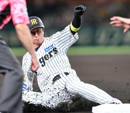 　１回、森下の右飛で三塁へ滑り込む近本（撮影・田中太一）
