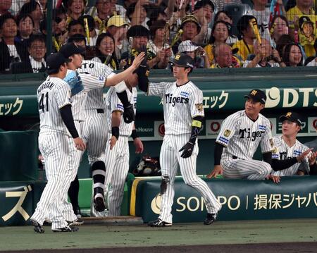 １回、生還しナインに迎えられる近本（撮影・山口登）