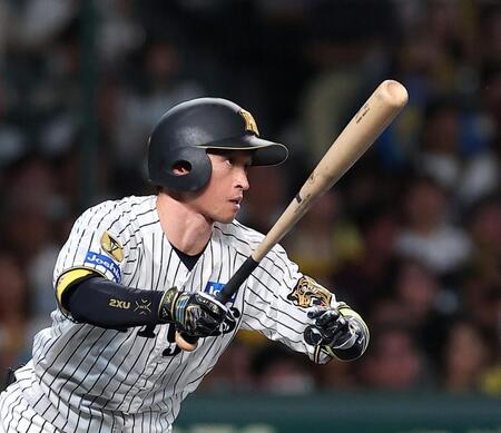 １回、右前打を放つ近本（撮影・西田忠信）