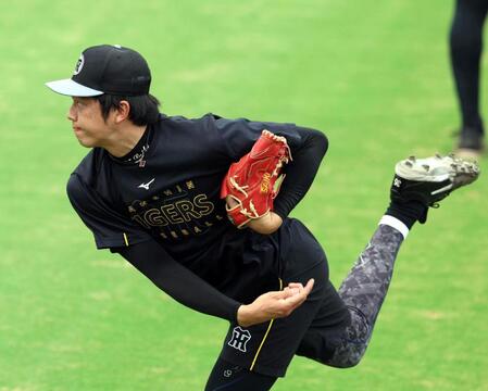 キャッチボールする才木（撮影・山口登）