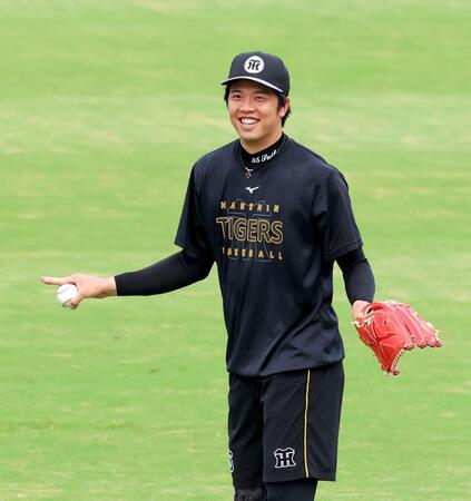 キャッチボールをして登板へ備える才木（撮影・立川洋一郎）