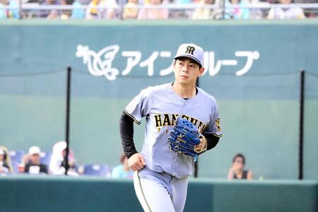 ６回、三者凡退に封じベンチに戻る下村