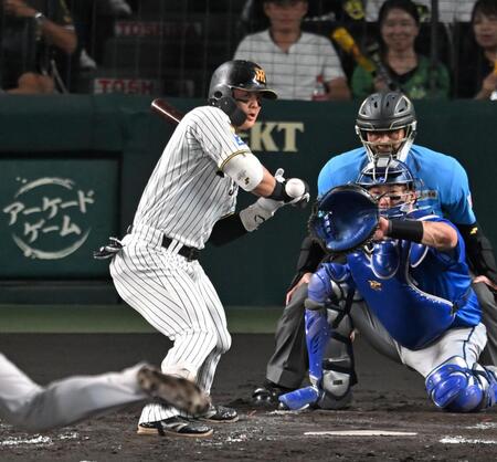 ３回、死球を受ける前川（撮影・飯室逸平）
