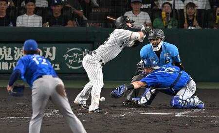 ３回、竹田の投球がそれ、戸柱が後逸。阪神に先制を許す（撮影・飯室逸平）