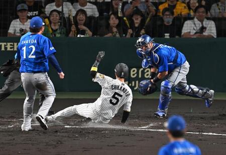３回、竹田の投球がそれ、戸柱が後逸。阪神に先制を許す（撮影・飯室逸平）