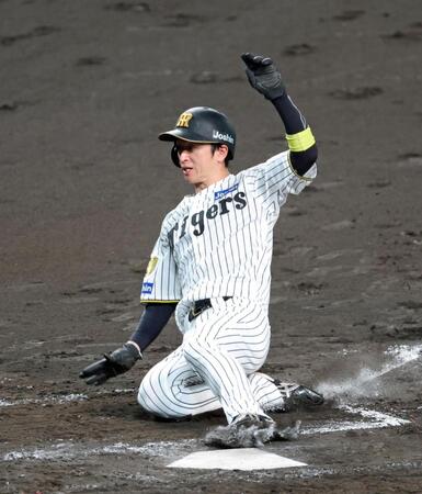 ３回、竹田の暴投で生還する近本（撮影・立川洋一郎）